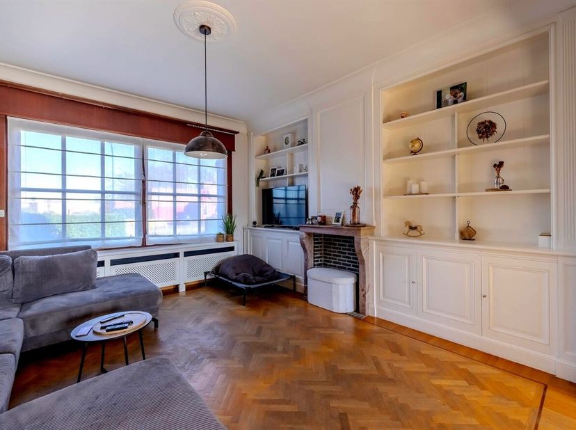 Charmante et spacieuse maison familiale avec 5 chambres et jardin ensoleillé à Geel<br />
En entrant dans la maison, vous pénétrez dans un hall d'entr