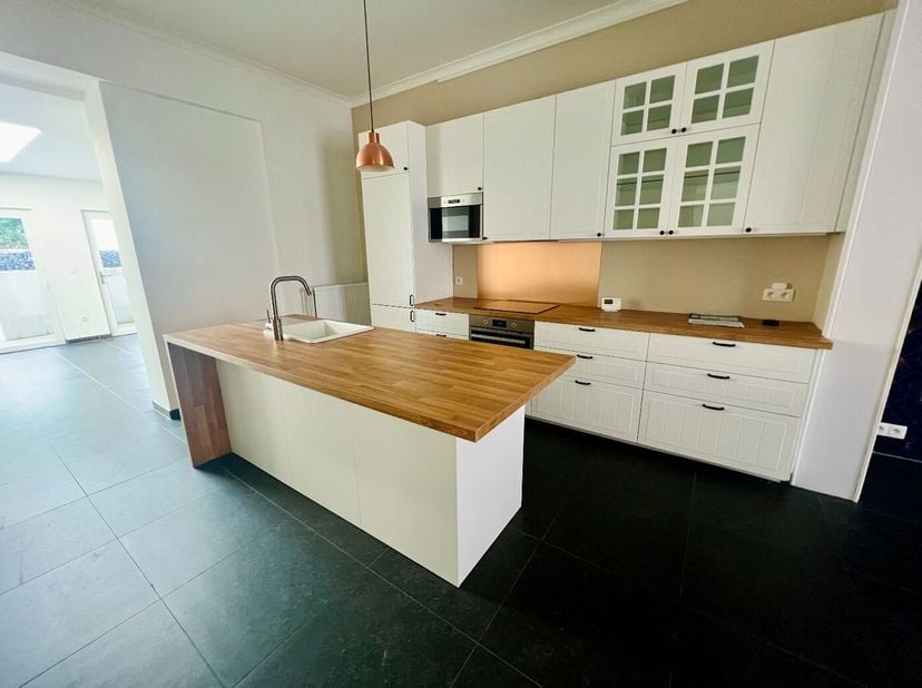 Deze rijwoning werd gerenoveerd met respect voor de authentieke elementen. De woning is gelegen in het gezellige Hoegaarden. Alle lokale benodigdheden