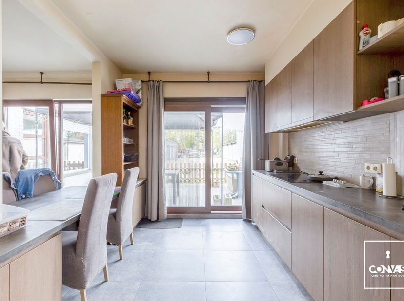 Deze woning is gelegen&amp;nbsp;op een gegeerde locatie nabij het&amp;nbsp;centrum van Eeklo. Dankzij de nabijheid van lokale handelaars, scholen en andere fa