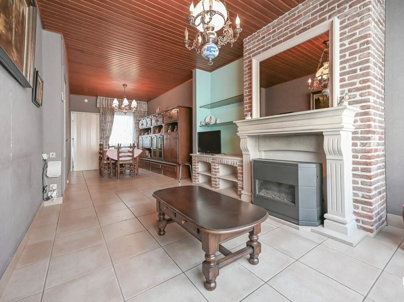 Ontdek deze centraal gelegen woning met vier slaapkamers en een bewoonbare oppervlakte van ca. 149 m² (volgens het EPC-attest), op een perceel van ong