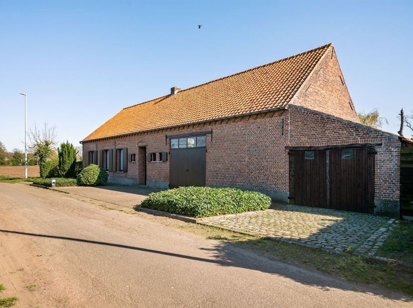 Authentieke langgevelhoeve op 2.335 m² met uitzonderlijke, discrete ligging en met tal van mogelijkheden.<br />
Deze charmante hoeve ligt vlakbij het