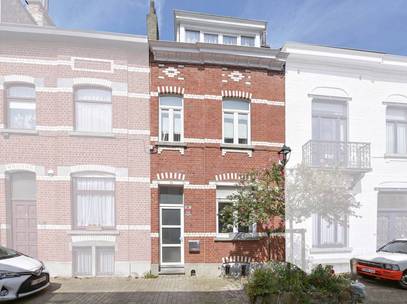 Maxime Real Estate stelt u deze charmante woning met 3 slaapkamers , 2 badkamers en gezellige tuin voor.<br />
Uitstekende ligging tussen het Bronnenp