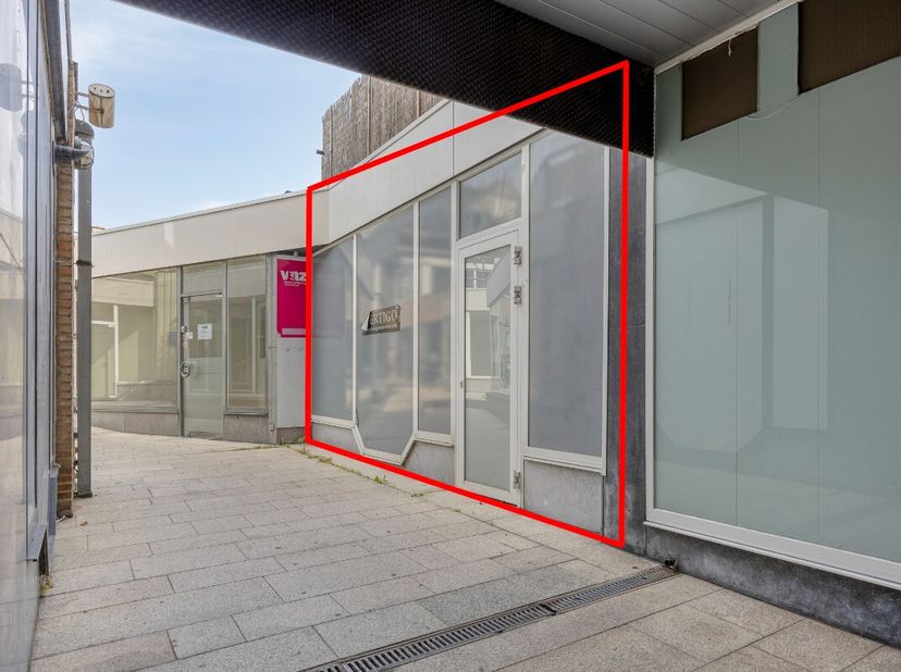 Commerce idéalement situé au cur de Waregem. Ce commerce situé dans la Stormestraat représente une belle opportunité pour ceux qui recherchent un espa