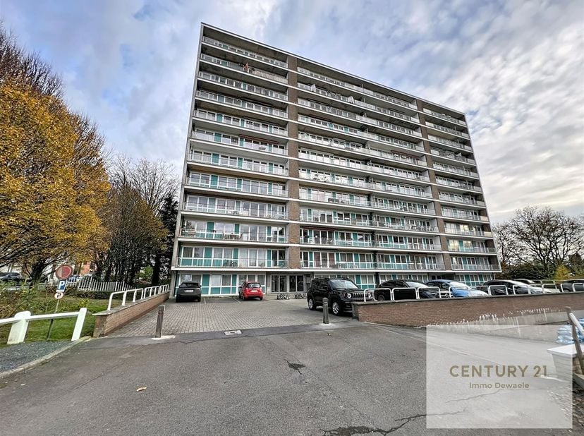 n een goed beheerd en onderhouden complex presenteert Century 21 Immo Dewaele met genoegen dit lichte en aangename appartement van 63 m², gelegen nabi