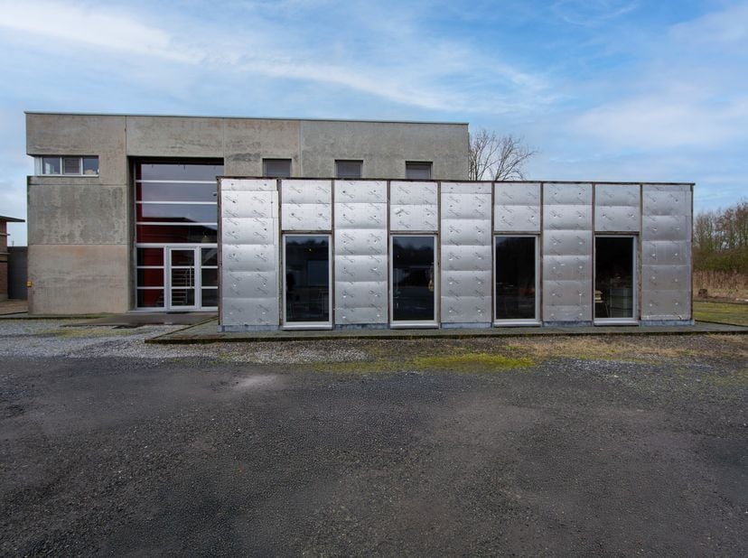 Op de voormalige Unalsite in Geraardsbergen bevindt zich deze veelzijdige bedrijfseigendom op een perceel van 3.670 m². Dankzij de combinatie van een