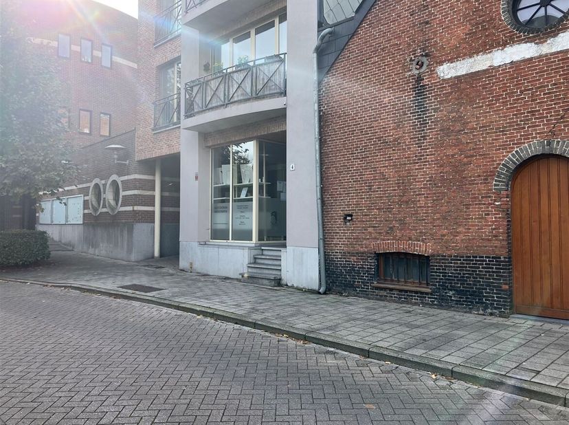 Belle propriété commerciale à louer, 60 m² dans le centre animé de Hoogstraten !<br />
Situation : Immeuble commercial bien situé dans le centre de Ho