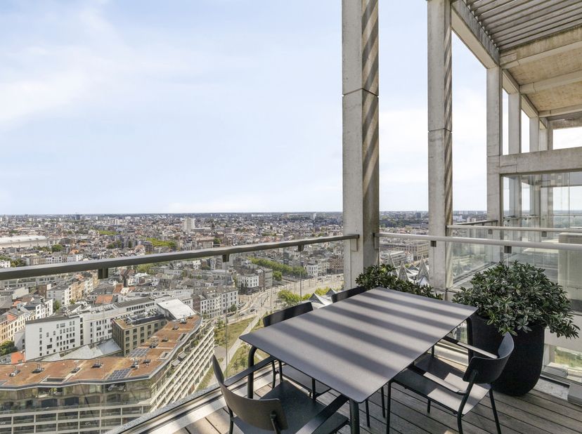 ZZ 24 STAD Dit exclusieve penthouse op de 24ste verdieping van de iconische Zuiderzicht-toren biedt de ultieme luxe-woonervaring in het hart van Nieuw