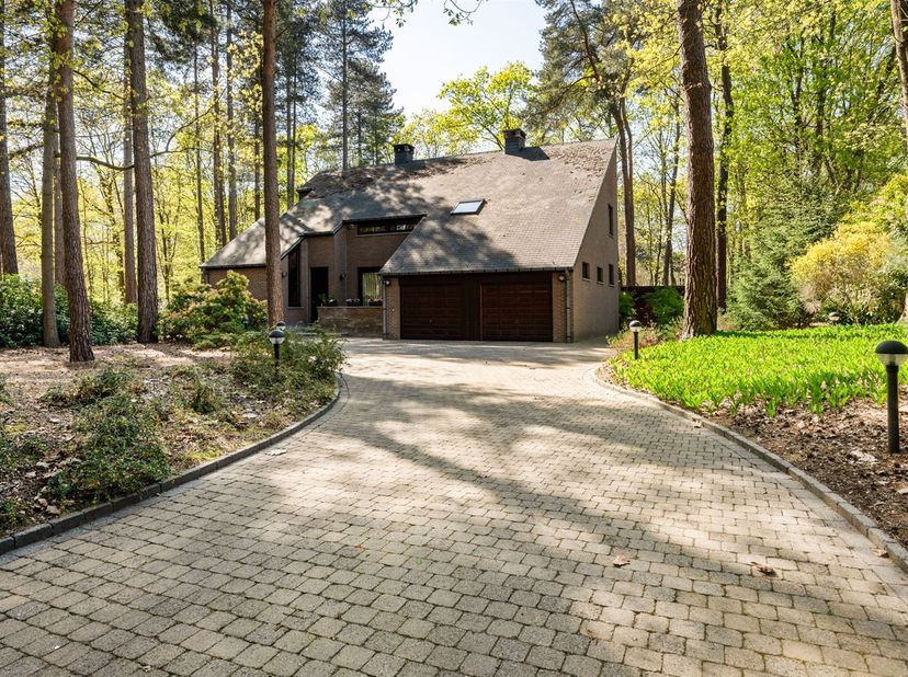 In een uiterst residentiële en gegeerde omgeving, vlakbij het meer van Keerbergen, bevindt zich deze karaktervolle en statige villa met een royale bew