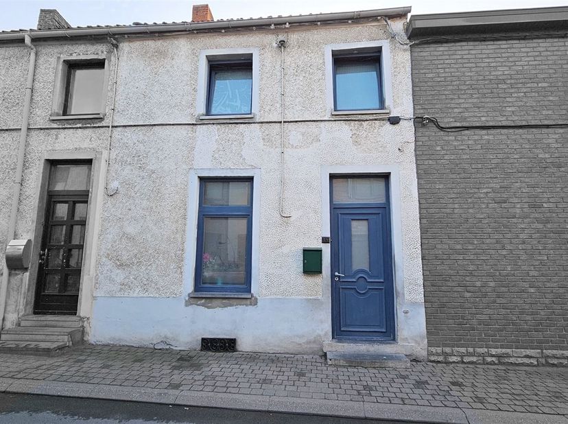 Prix: Offre à partir de 95.000euros, frais d'agence non inclus et à charge de l'acquéreur.<br />
<br />
Maison à rafraichir comprenant: <br />
<br