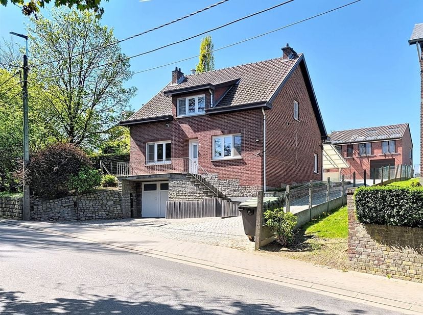 A la recherche d'une propriété avec hangar ? Cette maison de 3 chambres à coucher, à rénover, est située sur un beau terrain de ± 17a 70ca, attenant à