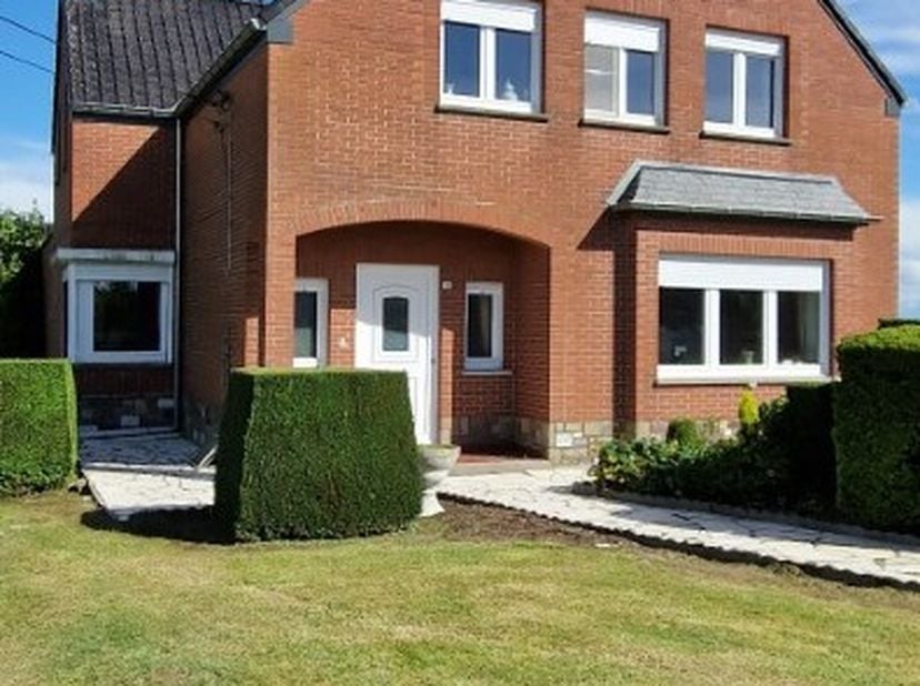 Rustig en landelijk gelegen EENGEZINSWONING, open bebouwing, met &amp;nbsp;mooie leefruimtes, 3 slaapkamers, mooie tuin, parking, aparte garage &amp;nbsp;op 1