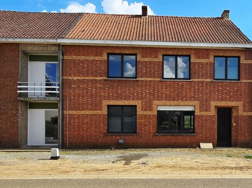 Voor een afspraak bel Kim 0473 72 33 62.<br />
<br />
EXCLUSIEF !<br />
Woning HOB met 2 aparte huisnummers en 2 aparte adressen, namelijk Larenstraat