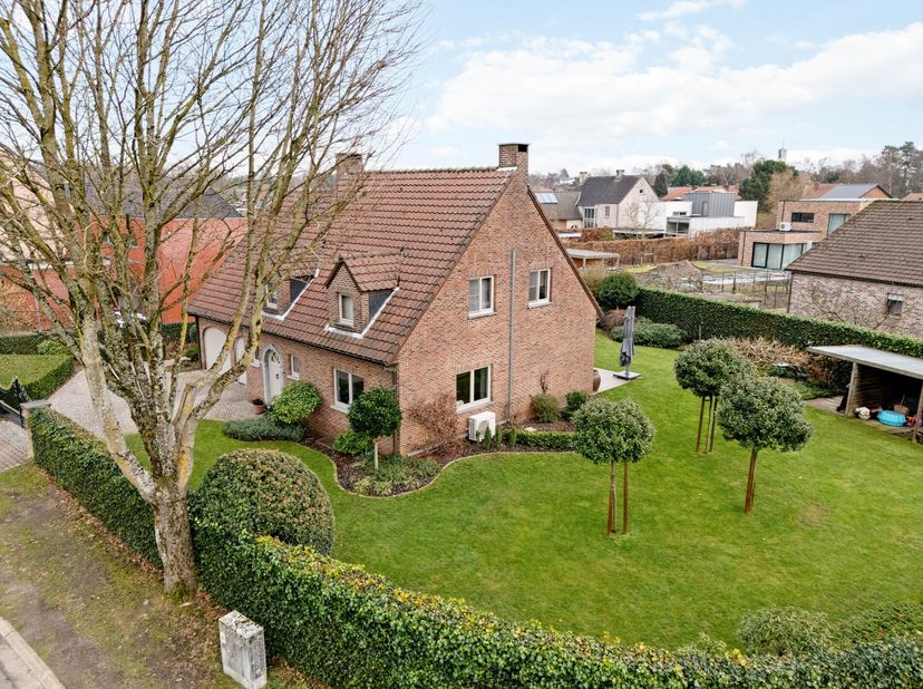 Welkom in deze instapklare en uitstekend onderhouden gezinswoning op een prachtig groen perceel van 908m², gelegen in een rustige en residentiële stra