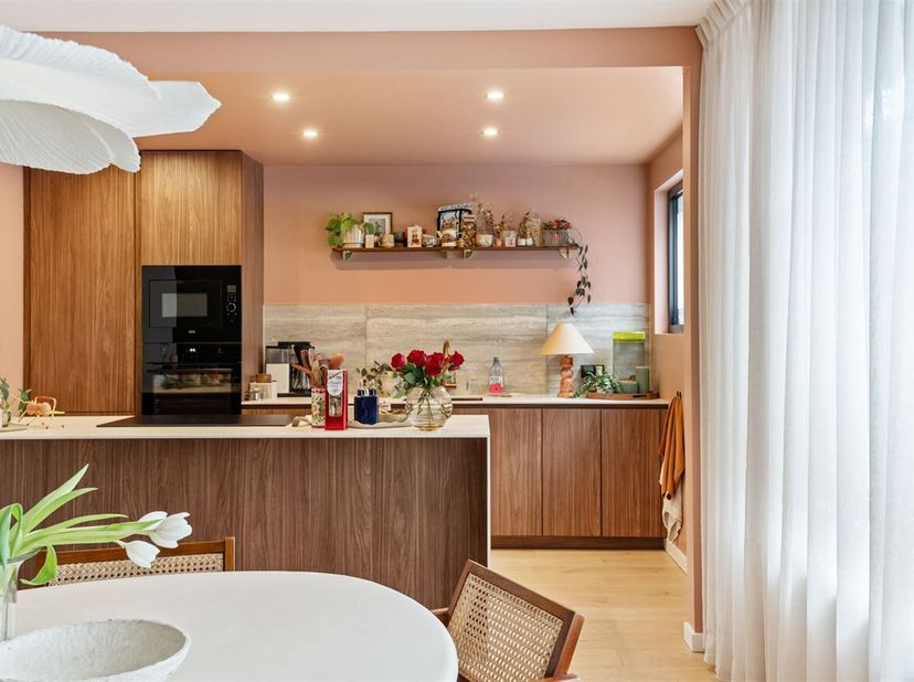 Prachtig gerenoveerd appartement (78m²) voorzien van twee slaapkamers met prachtige tuin (91m²) met terras en autostaanplaats buiten (verplicht bij aa
