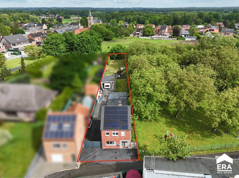 À vendre : maison semi-ouverte située dans un cadre rural entre Herk-de-Stad et Hasselt, avec un profond jardin verdoyant. Cette maison rénovée de 195