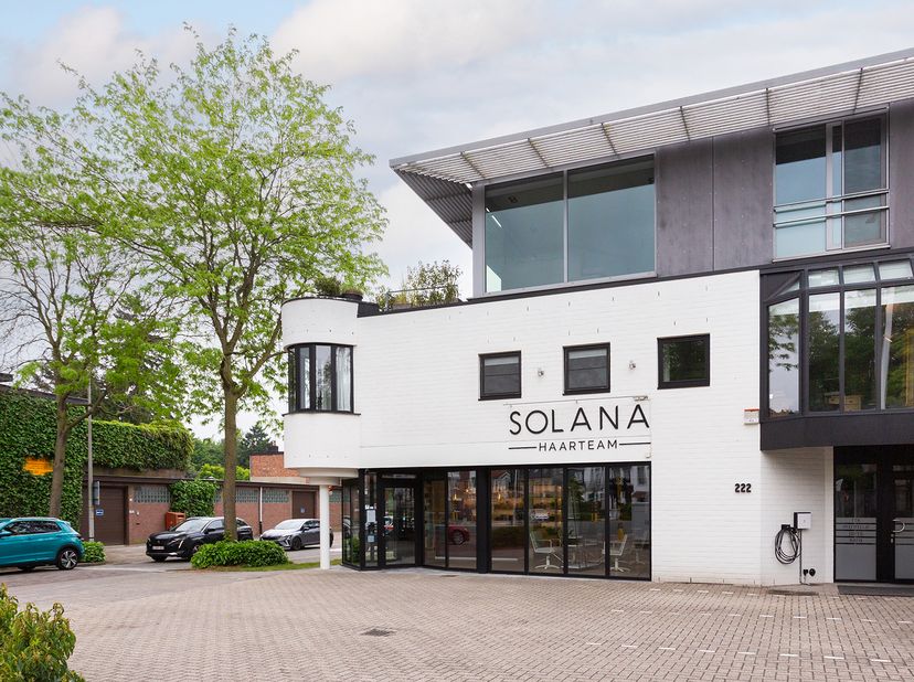 Modern polyvalent gebouw op centrale ligging met veel potentieel. Parking voor 4 wagens voor de deur. Vlotte verbinding naar centrum Antwerpen, Mechel