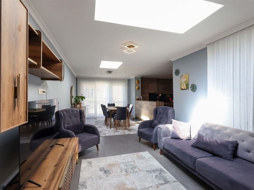 Gerenoveerde moderne tweewoonst met 2 appartementen met terras én prachtige tuin in rustige en landelijke omgeving<br />
<br />
Omgeving:<br />
+ L