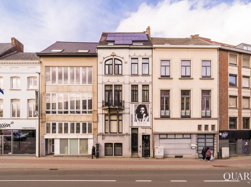 Quares - TREVI Groep presenteert :<br />
Historisch herenhuis waar wonen en werken in harmonie mogelijk zijn<br />
Deze prachtige herenwoning werd in