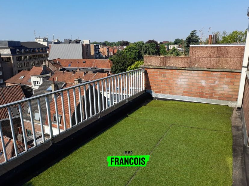 Situé au 6ème étage dans le cur animé de Courtrai, ce studio offre une excellente opportunité d'investissement ou une option idéale en tant qu'apparte