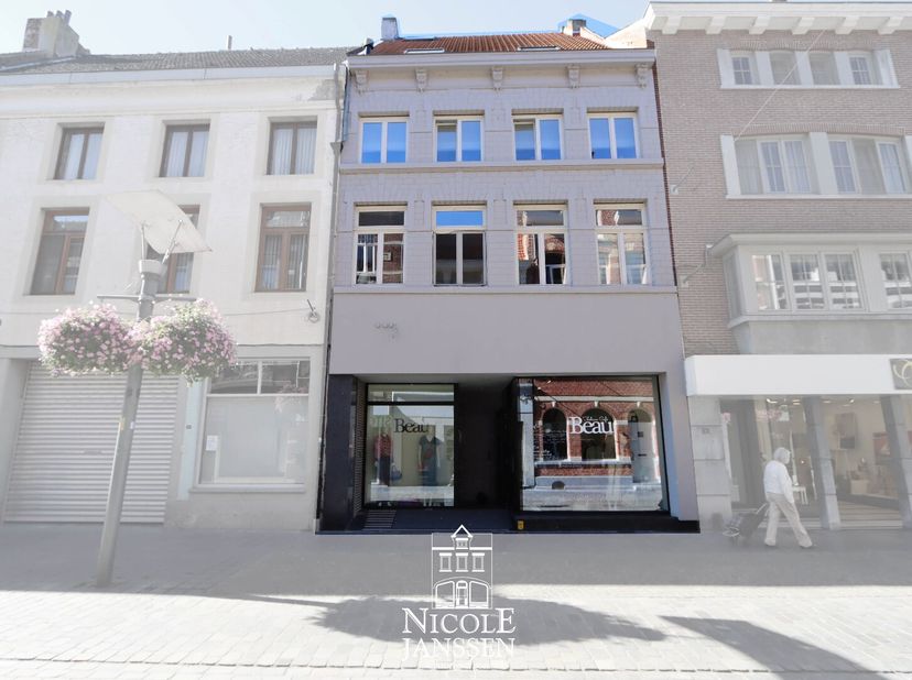 Opbrengstpand bestaande uit een gelijkvloers handelspand, appartement op de eerste verdieping en een duplex-appartement op de tweede en derde verdiepi