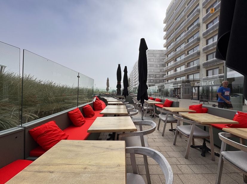 De zeedijk van Middelkerke, met het casino in het zicht, is een ligging die haar eigen passage genereert door de combinatie van wandelend dijkpubliek