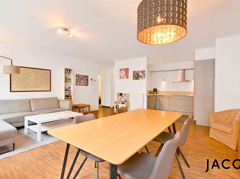JACQ. Real Estate stelt u graag dit stijlvolle appartement met twee slaapkamers, gelegen in de gegeerde Cadixwijk op het Eilandje.<br />
<br />
Dank