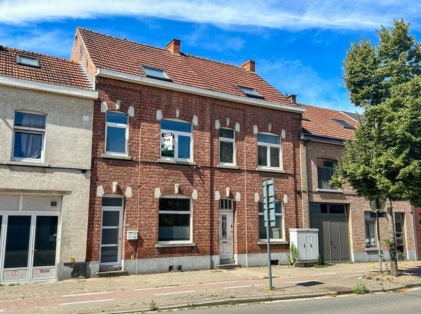 Mooie woning met 3 slaapkamers en zuidwest gerichte tuin in Herent centrum. EPC: 231 kWh/m2<br />
Indeling:<br />
Gelijkvloers: inkomhal, grote leefru