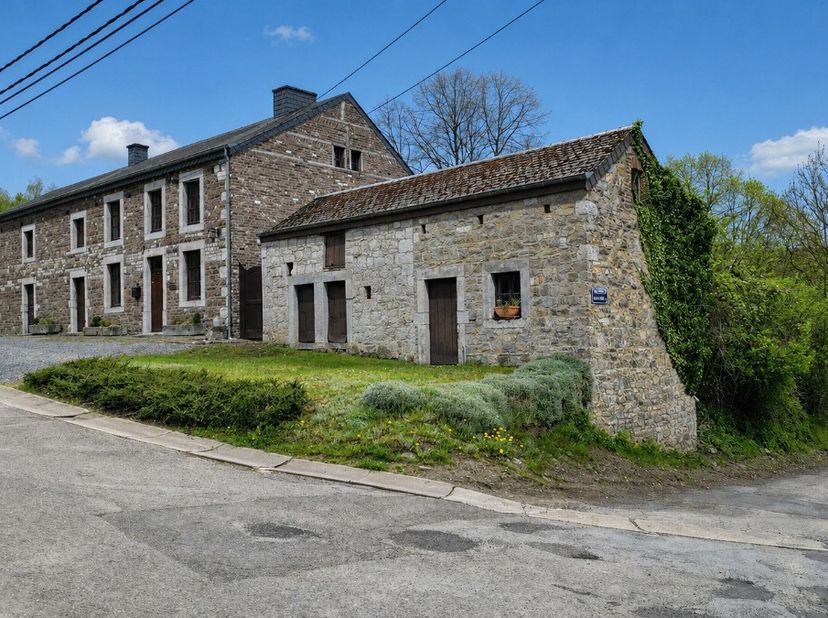 ERA B-LUX makelaarskantoor stelt u met plezier een uniek pand voor gelegen in het dorp Werpin (Hotton). Deze 18de-eeuwse hoeve charmeert onmiddellijk