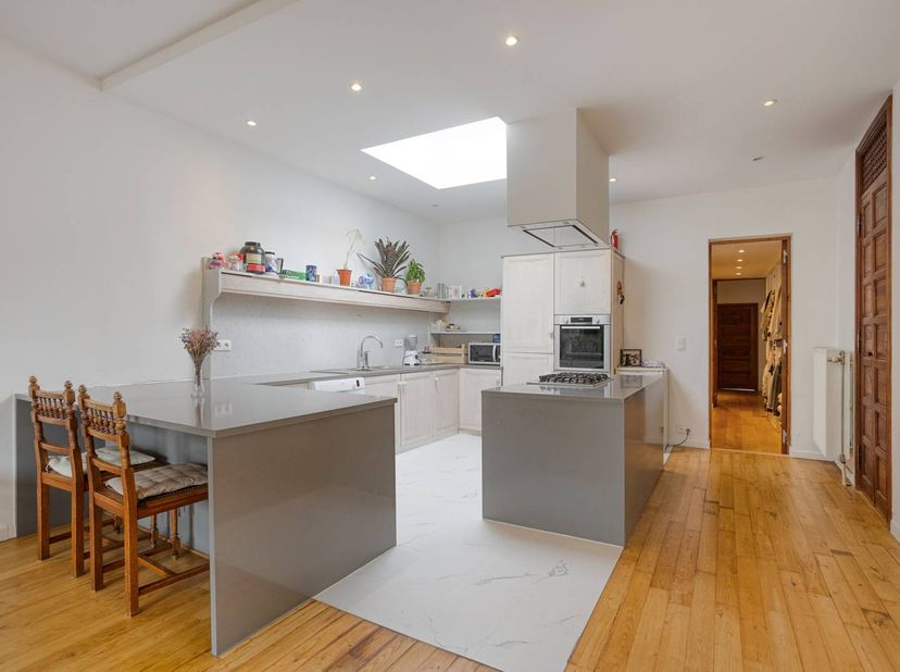 Zoekt u een karaktervol en uniek vastgoed? Deze uitzonderlijke loft van maar liefst 160m2 bevindt zich op de eerste verdieping en combineert ruimte, l