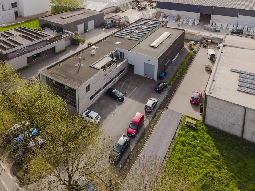 Op zoek naar een veelzijdig bedrijfsgebouw waar werken en wonen perfect gecombineerd kunnen worden? Dan is dit bedrijfsgebouw bestaande uit 2 loodsen,