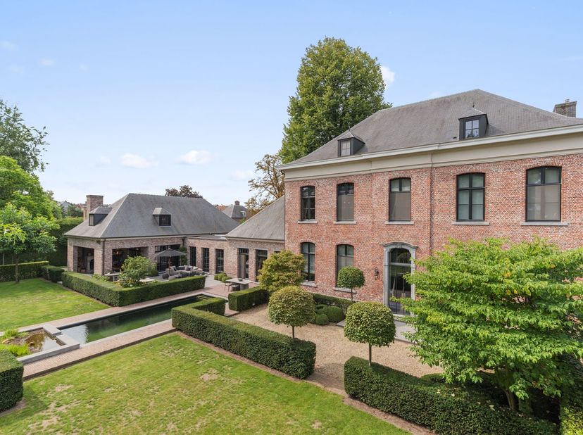 Grandeur, tijdloze elegantie en uitzonderlijk wooncomfort. Dit zijn slechts enkele kenmerken die deze unieke kasteelvilla omschrijven. Ervaar deze hoo