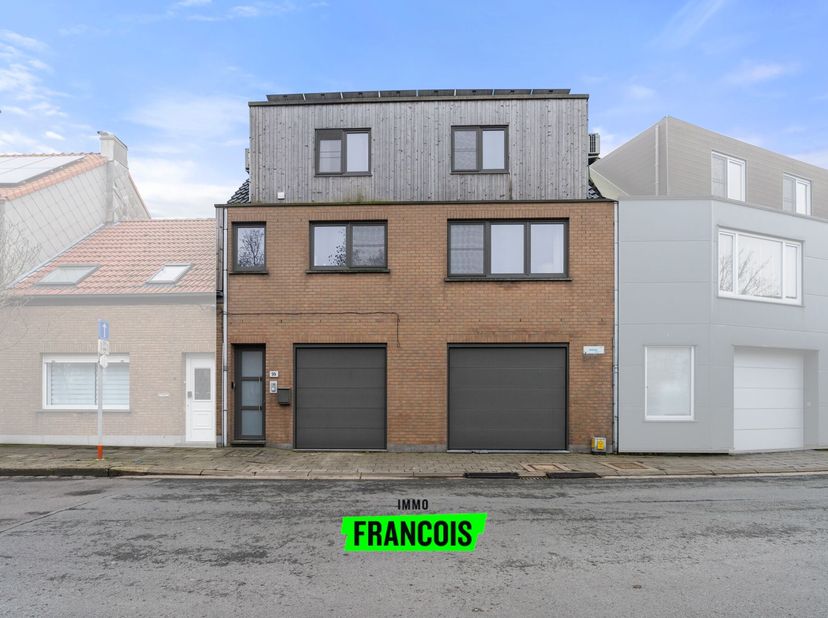 Spacieuse maison familiale avec grand atelier à Bredene.<br />
Cette spacieuse maison de type bel-étage est située dans un emplacement prisé entre le