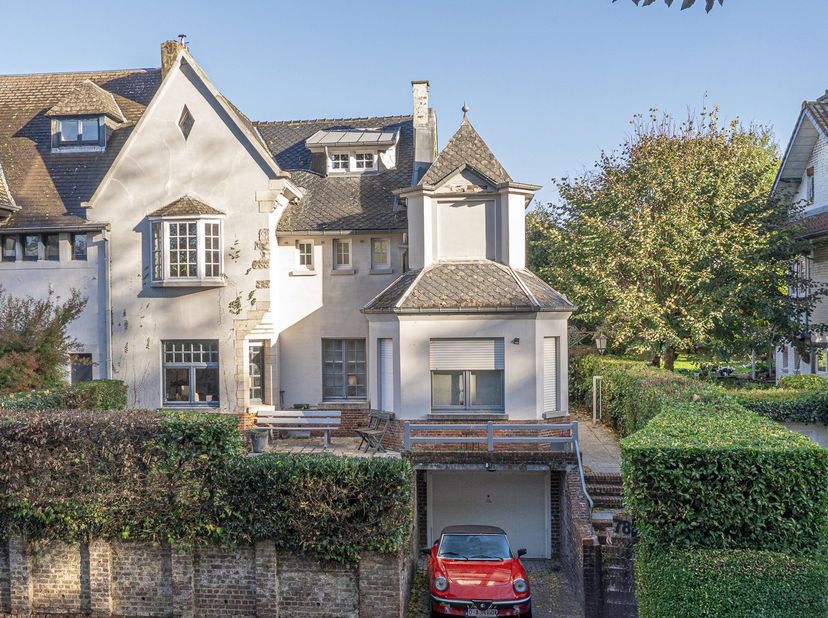 Karaktervolle gezinswoning met leuke tuin, garage en veel bergruimte<br />
Gelegen vlakbij centrum Dilbeek, scholen en invalswegen.<br />
<br />
Deze