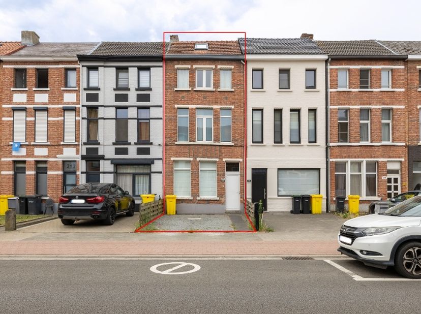 Ontdek deze ruime woning.&amp;nbsp; Deze woning geeft u direct bij binnenkomst een warm, huiselijk gevoel. Ideaal voor een gezin met kinderen.<br />
INDEL