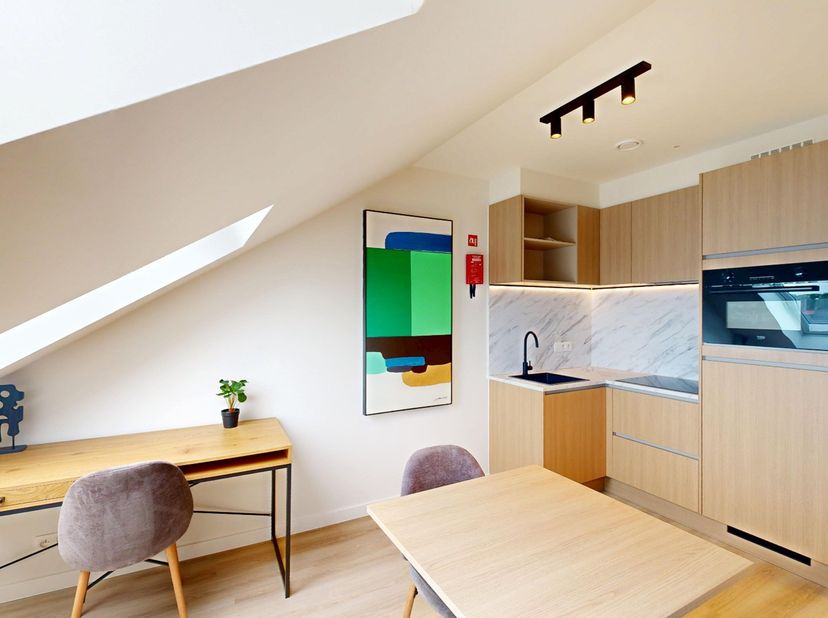 Deze prachtige studio in de residentie SANNE in Mechelen is een ideale plek voor iemand die op zoek is naar een comfortabele en moderne woonruimte. De