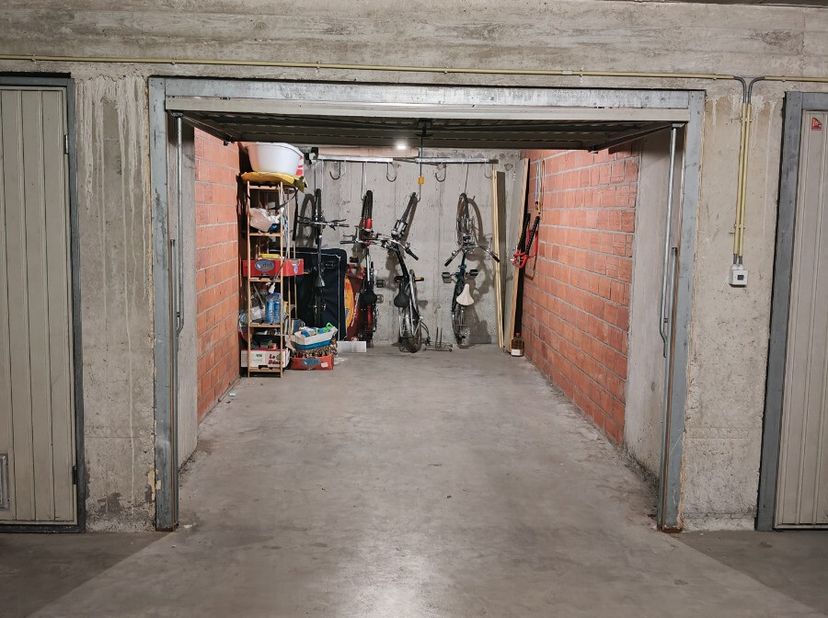 Te koop: praktische garage in Sint-Idesbald, gelegen aan de Oostendelaan, op korte afstand van zee en duinen. Deze garage biedt een veilige en droge p