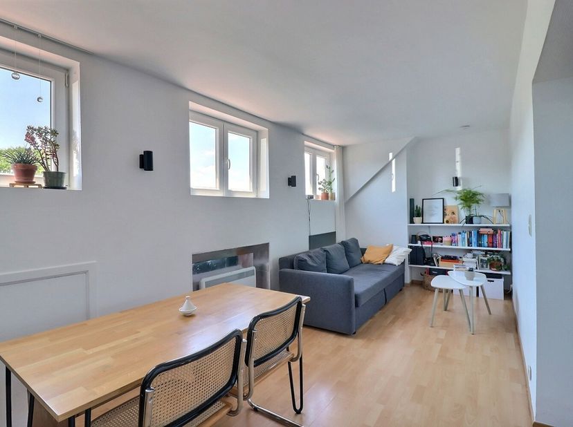 Situé dans le quartier ULB - Cimetière d'Ixelles, cet appartement profite d'un environnement dynamique offrant un accès rapide aux commerces de proxim