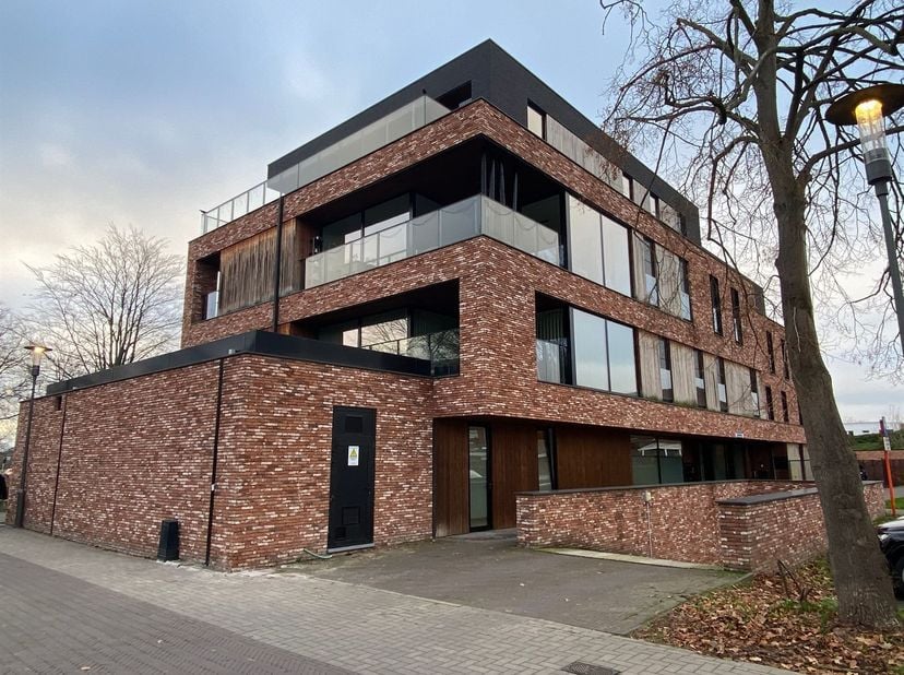 AUTOSTAANPLAATS IN ONDERGRONDSE GARAGE.<br />
 Centrale ligging in de mooie residentie "Wilgaard" bereikbaar via inrit in de Schoolweg met vlotte ber