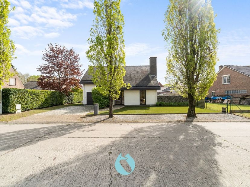 Kom bezoeken en begin te dromen!<br />
<br />
Deze verrassende leuke villa is gelegen in een residentiële wijk in Destelbergen. Rust, ruimte en een ui