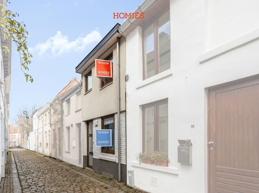 Achter een bescheiden en charmante gevel in de Mussenstraat schuilt dit gezellige maar verrassend ruime huis, ideaal voor wie op zoek is naar comforta