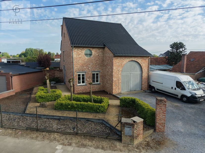 Deze charmante woning op een uitstekende locatie langs de N3, tussen Sint-Truiden en Tienen, is er eentje die je absoluut moet komen beleven.<br />
<b