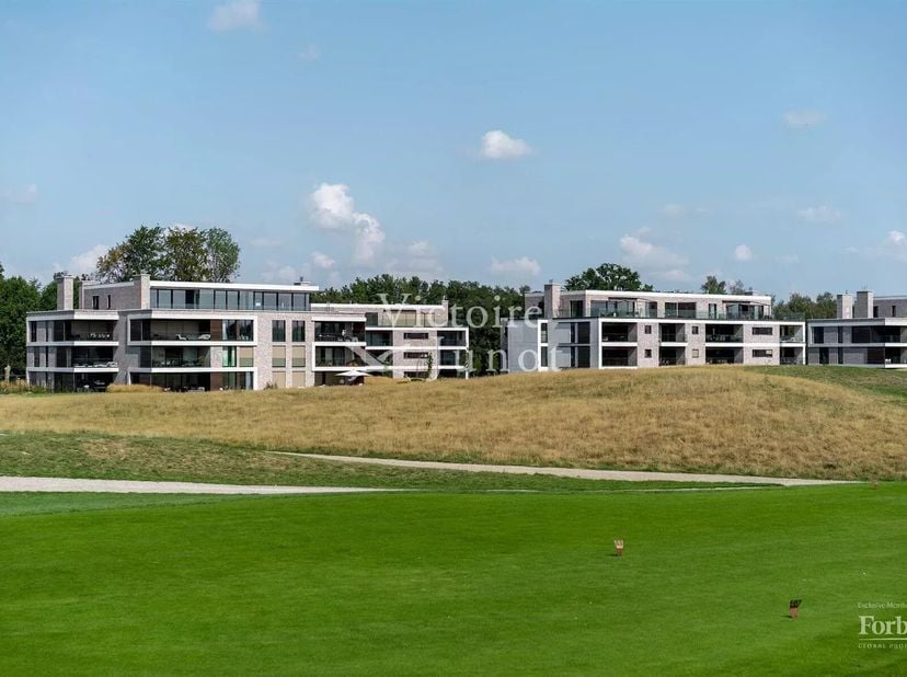 Deze luxueuze PENTHOUSE van 218 m², gelegen in een residentie grenzend aan de golf van Sterrebeek, geniet niet enkel van prachtige zichten en een unie