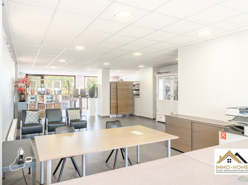 Dit ruime handelspand is gelegen op een mooie locatie, aan een belangrijke invalsweg richting Gent centrum. Ze bestaat uit een open ruime, met zowel v
