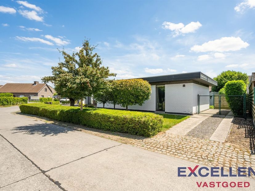 Op een rustige en zeer gegeerde locatie, bevindt zich deze charmante bungalow op een prachtig zuidgericht perceel. <br />
De woning geniet van een aa
