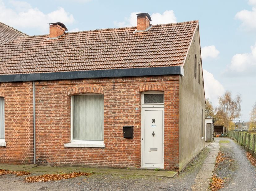 In Mol, vlakbij winkels, scholen en openbaar vervoer, ligt deze halfopen woning op een perceel met een aangename zuidwestoriëntatie. De straat is rust