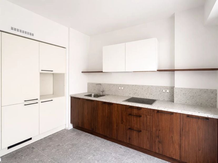 Het gloednieuwe W project biedt u op de 5de verdiep., een 2 slaapkamer appartement (Design afwerking), waarvan de leefruimte is uitgebreid met een sup