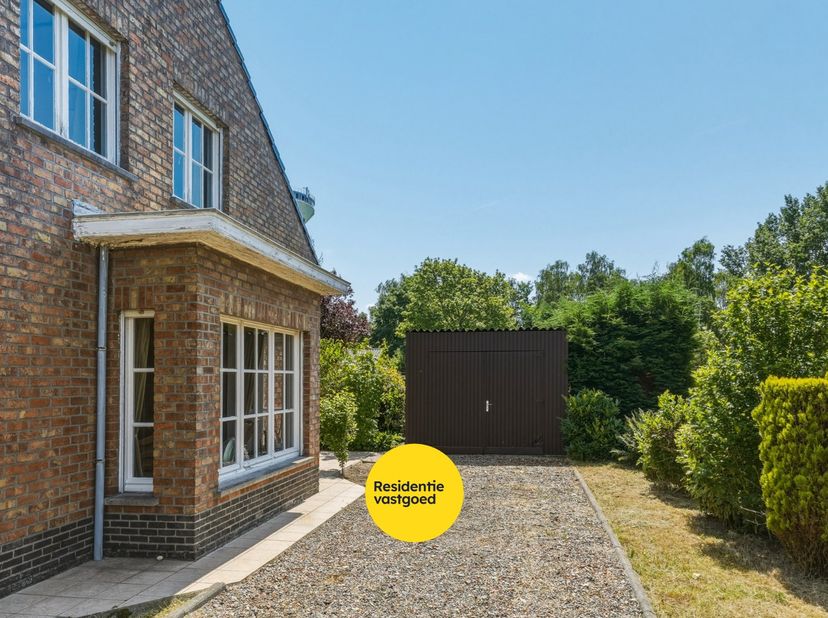 Bent u op zoek naar een woning die u volledig naar eigen smaak kunt renoveren? Dan biedt deze  open bebouwing in Roksem een unieke kans. Gelegen op ee