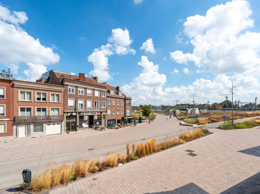 Energiezuinig appartement te koop in centrum Kortrijk<br />
We vinden het appartement op de eerste verdieping en betreden het via de inkomhal met gast
