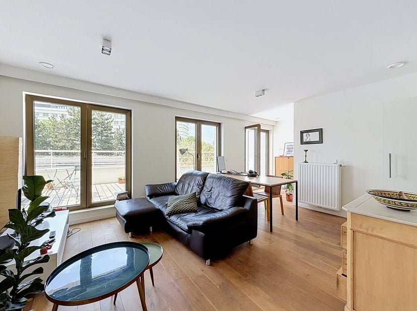 Dit appartement vinden we terug achter de indrukwekkende glazen poort van project Dunant Gardens in Gent. Het éénslaapkamerappartement is voorzien van