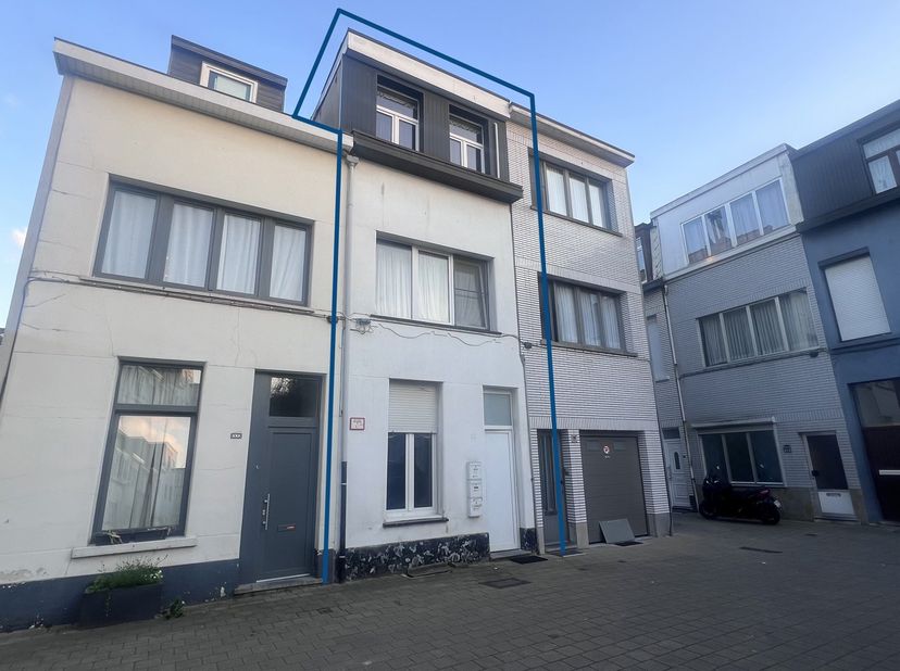 Cette maison unifamiliale est situ&amp;eacute;e dans le quartier de caract&amp;egrave;re de Seefhoek et est actuellement am&amp;eacute;nag&amp;eacute;e comme un immeu